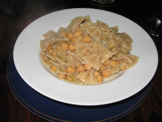 farfalle with chick peas and onion